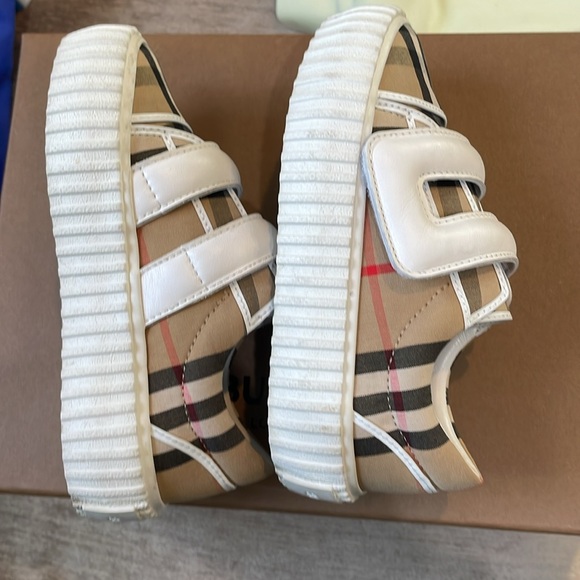 Burberry sneaker with single strap - Picture 9 of 10